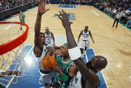 活塞队记：艾维今天可以出战，此前被列入出战成疑名单（活塞记者：艾维今日确认出战，先前曾被列为出战成疑）