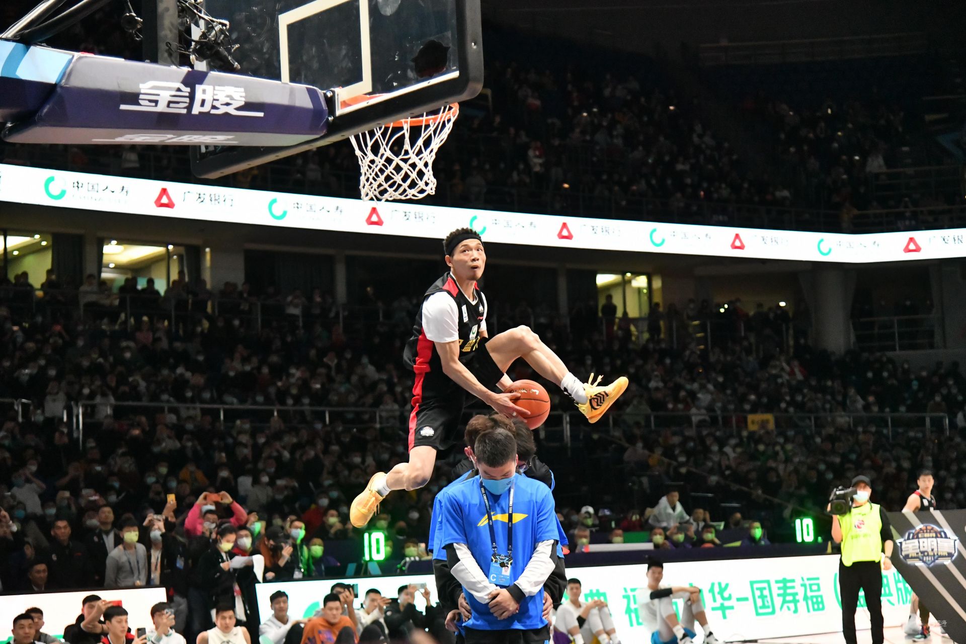 2025年球衣销量：亚马尔力压梅罗排第一；皇萨塔俱乐部前三（2025年球衣销量榜：亚马尔压过梅西C罗夺魁，皇萨塔俱乐部包揽前三）