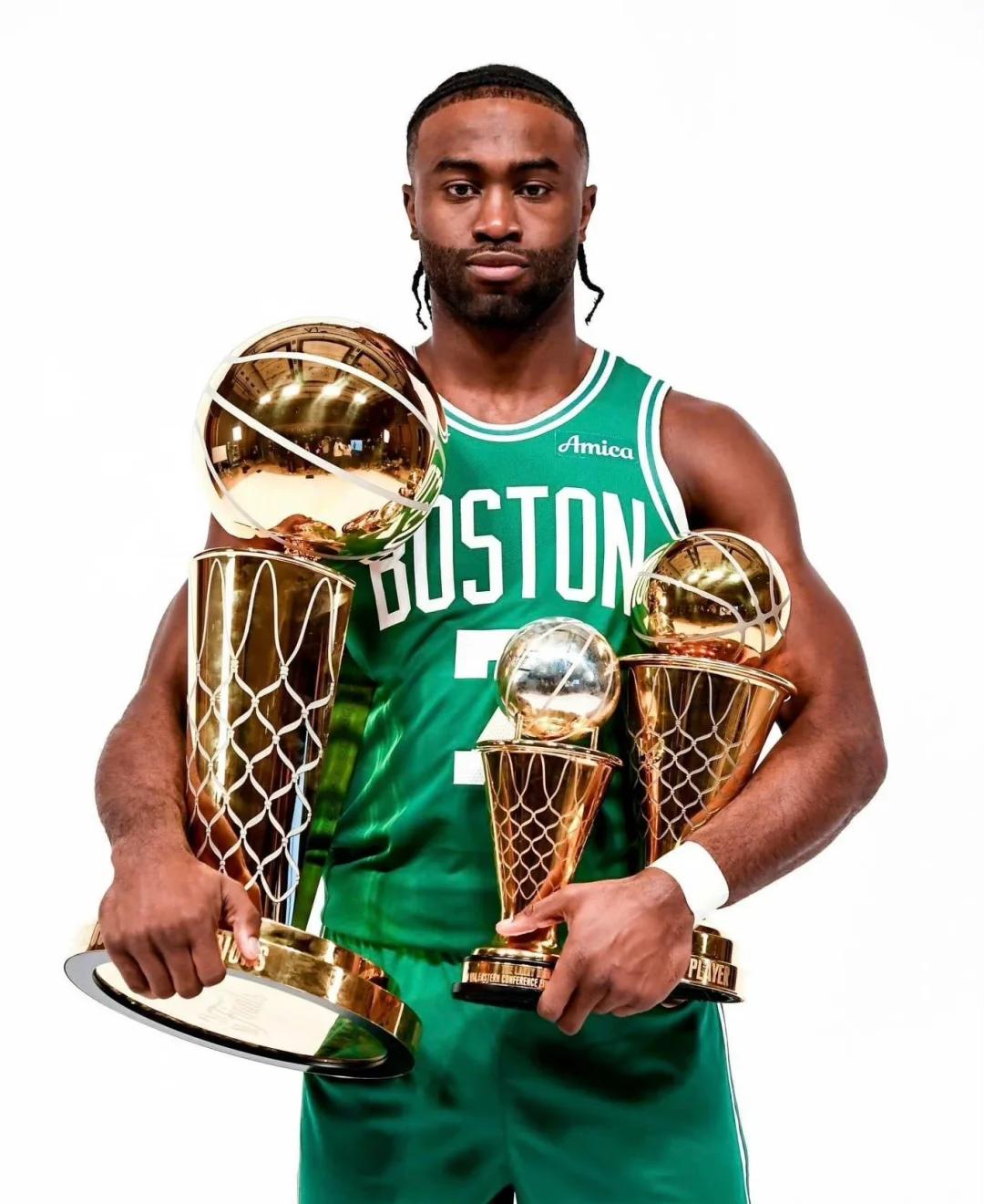 欧文突破防守助攻制胜（欧文强突妙传送出制胜助攻）