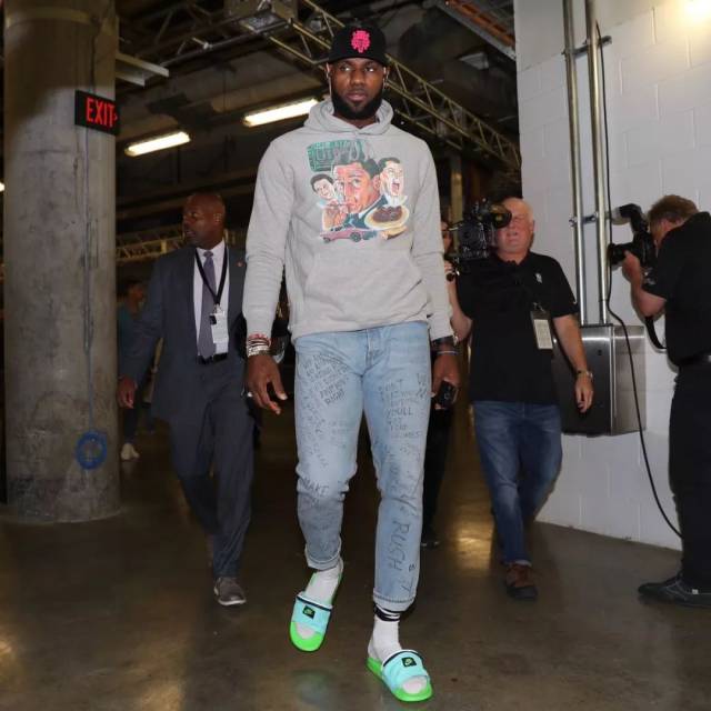 欧洲足球疯狂夜：拜仁造惨案，曼城大胜切尔西爆冷（欧洲足坛疯狂夜：拜仁酿惨案，曼城大捷，切尔西爆冷）