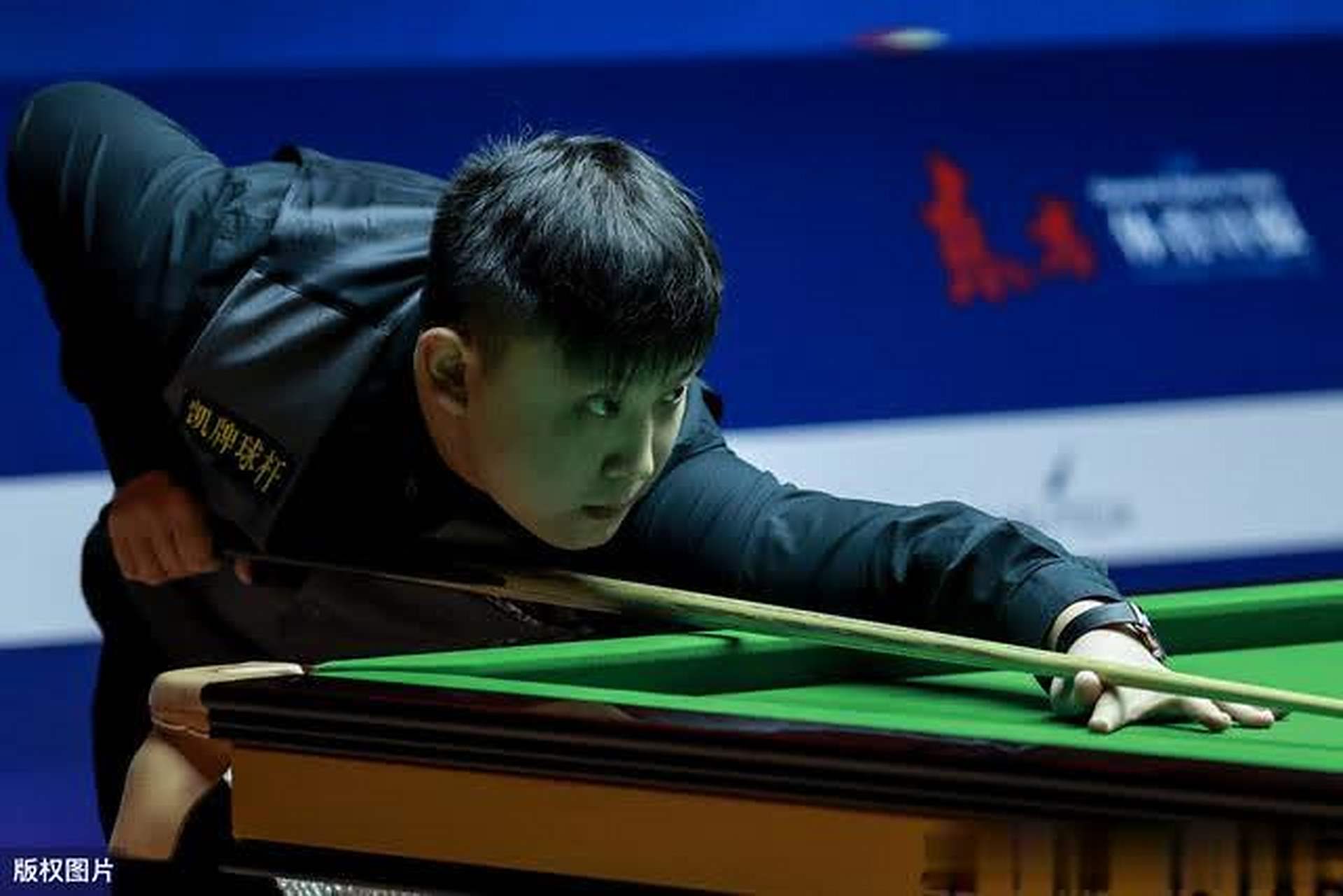 并拍了拍他 并拍了拍他